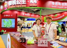 Mr Meng (right) and his colleague at the stand. Cherry Princess is a cherry grower in China, the company has several plantation areas in North East China. / 孟先生（右）和他的同事在展位上。“樱桃公主”是中国的樱桃种植商，该公司在中国东北地区拥有多个种植园。 