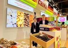 Mrs Yin (left) and her colleague from Laiwu New Morning Bright Foodstuffs. Ginger, garlic, carrots and apples are the company's main export vegetables. / 莱芜新晨明食品有限公司的尹女士（左）和她的同事。生姜、大蒜、胡萝卜和苹果是该公司主要出口蔬菜。 